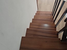 Escaleras en madera sapelli con base metálica