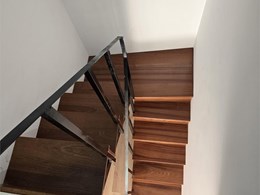 Escaleras en madera sapelli con base metálica