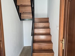Escaleras en madera sapelli con base metálica