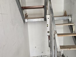 Escaleras en madera sapelli con base metálica