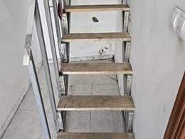 Escaleras en madera sapelli con base metálica