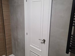 Puerta de baño lacada en blanco