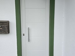 Puerta de entrada en vivienda unifamiliar