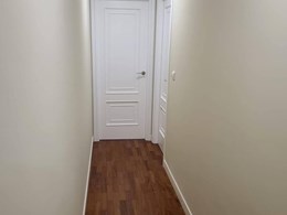 Puerta lacada, suelo barnizado y pintura renovada