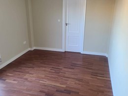 Puerta lacada, suelo barnizado y pintura renovada