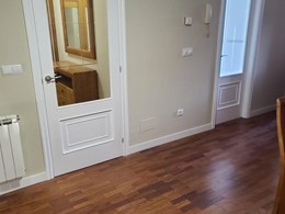 Suelo de parqué barnizado y puertas con cristal lacadas en blanco