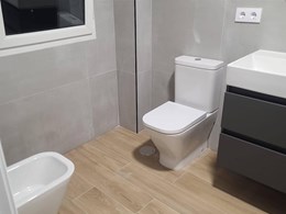 Suelo porcelánico en baño